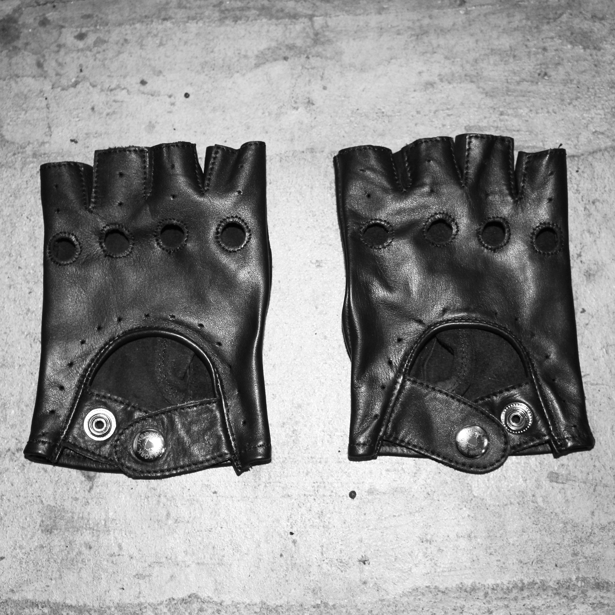 THE OUTSIDER Fingerless Black Leather Gloves