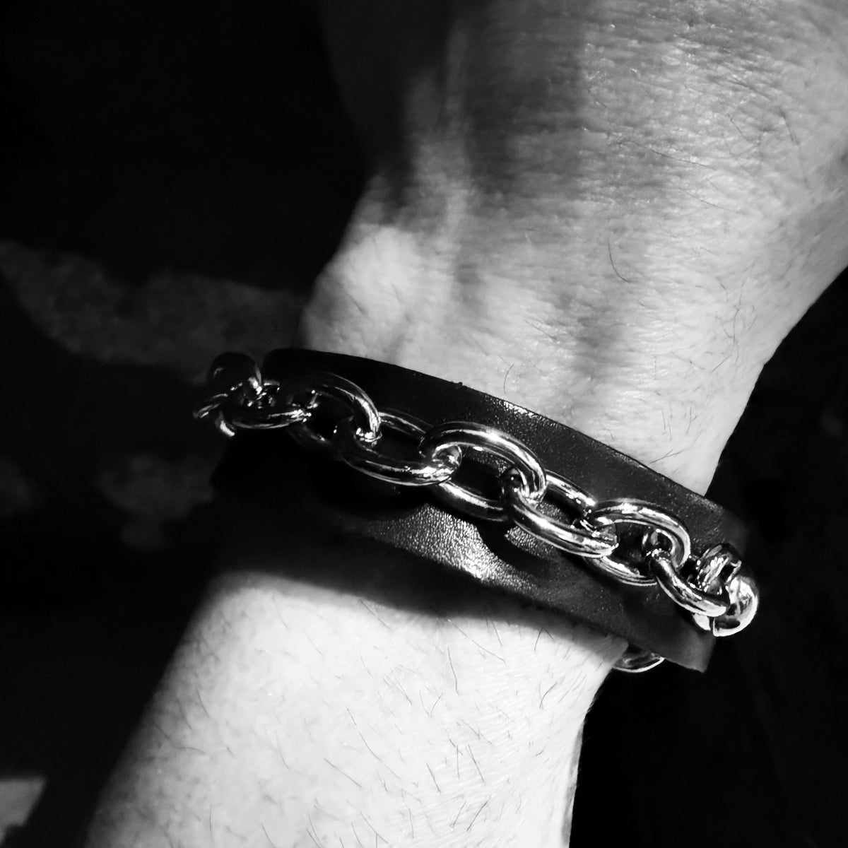 CHAIN Leather Cuff