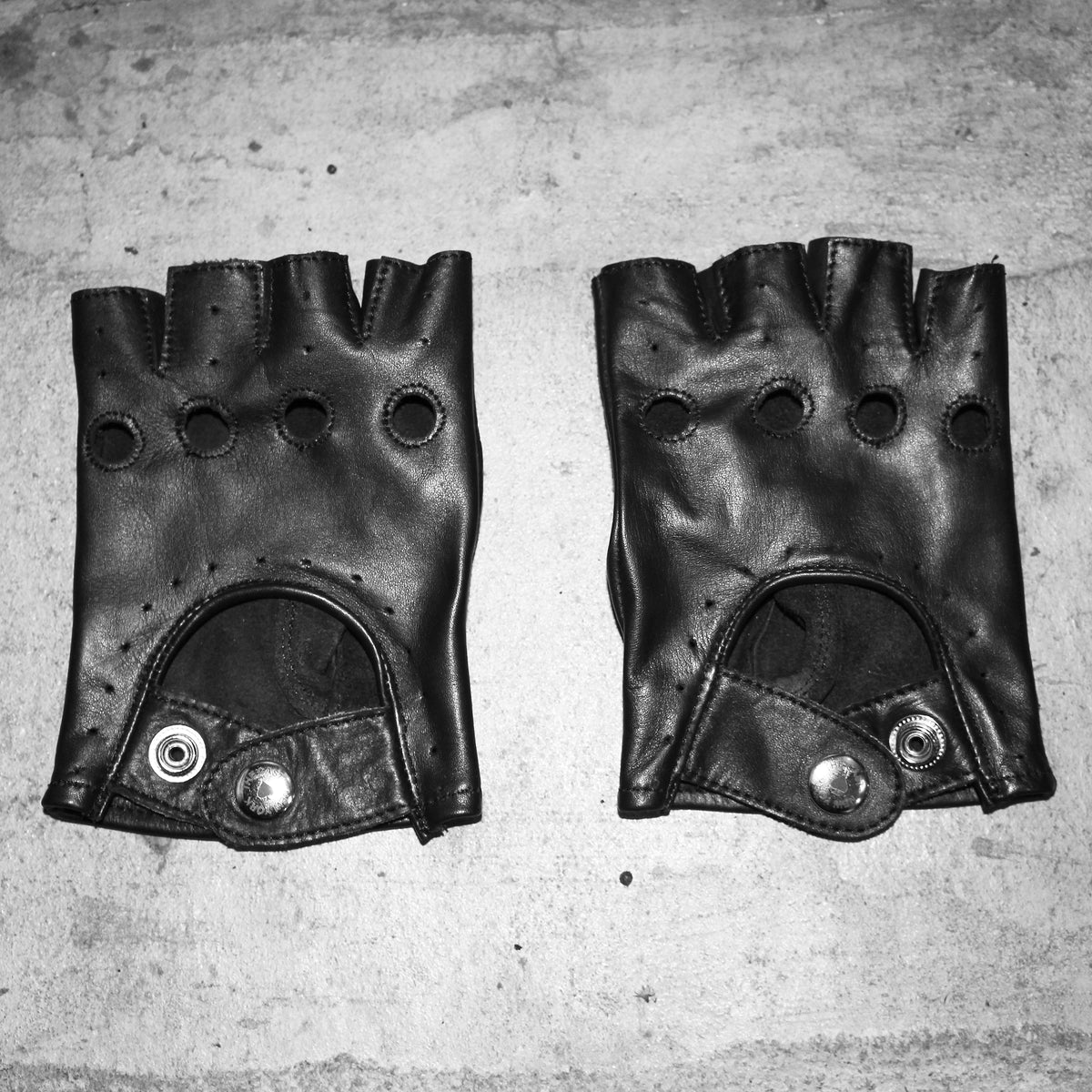 THE OUTSIDER Fingerless Black Leather Gloves (MENS)